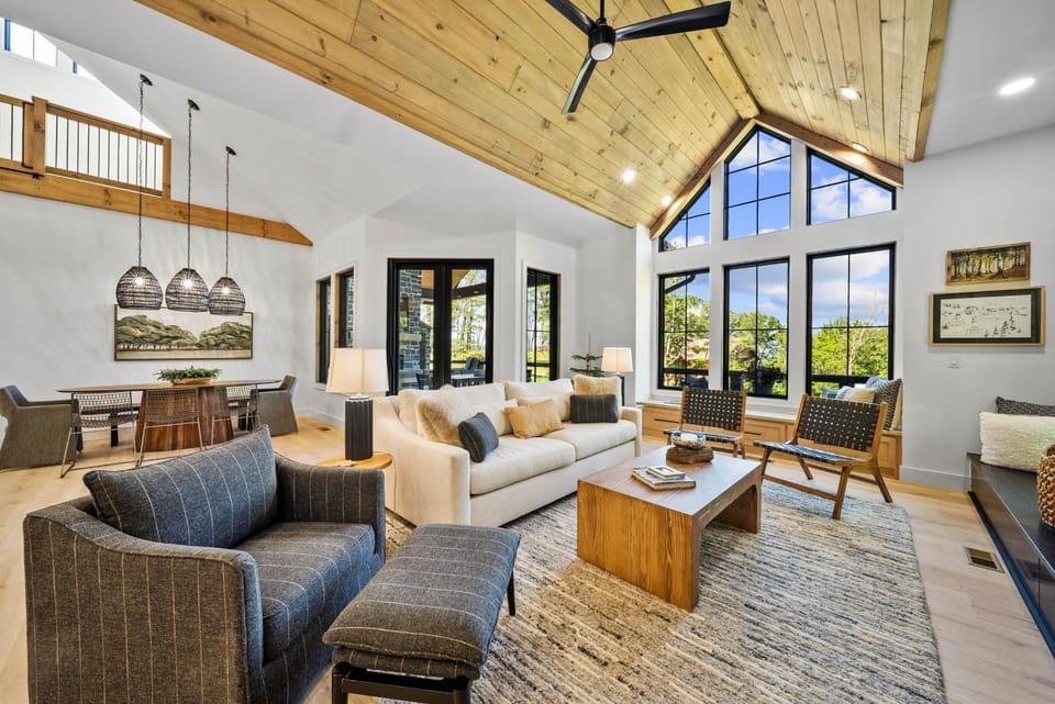 Losts Bark Lodge at Eagles Nest with Pool table House in Beech Mountain
