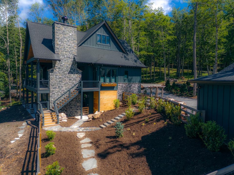 Losts Bark Lodge at Eagles Nest with Pool table House in Beech Mountain