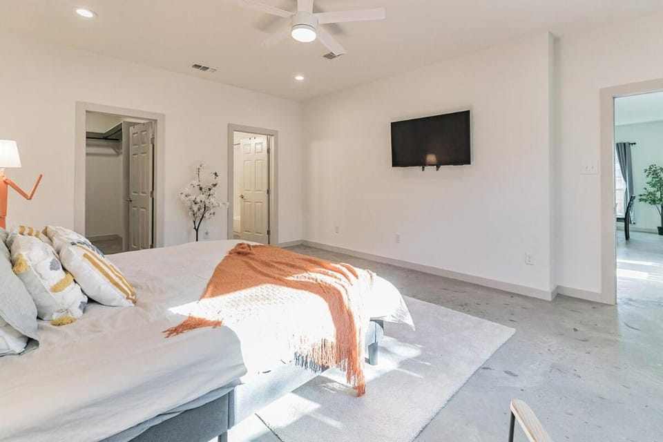 Fresh and Modern Home away from Home, by Downtown Dallas House in Dallas
