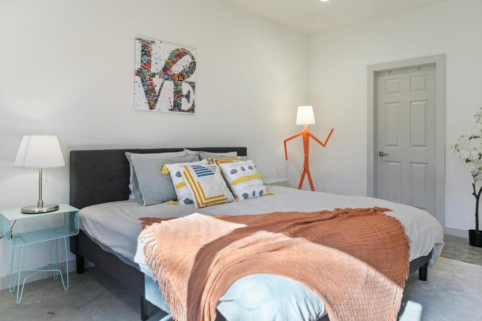Fresh and Modern Home away from Home, by Downtown Dallas House in Dallas