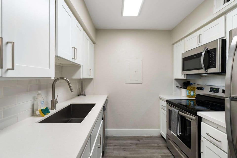 2BR Modern Mesa Stay Near DT with Pools & Gym Apartment in Gilbert
