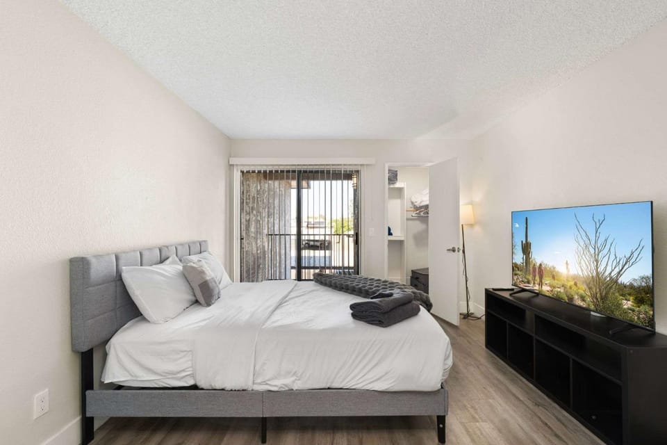 2BR Modern Mesa Stay Near DT with Pools & Gym Apartment in Gilbert