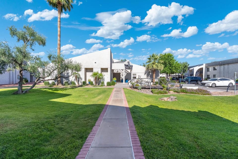 2BR Modern Mesa Stay Near DT with Pools & Gym Apartment in Gilbert