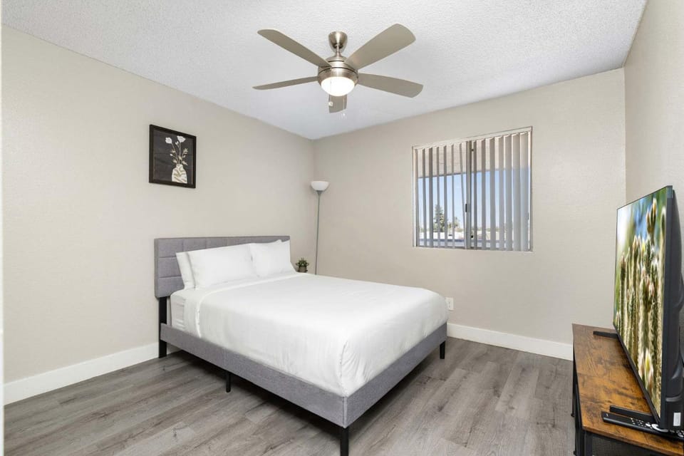 2BR Modern Baseline Stay Sleeps 4 Near Downtown Apartment in Tempe
