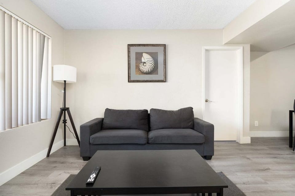 2BR Modern Baseline Stay Sleeps 4 Near Downtown Apartment in Tempe