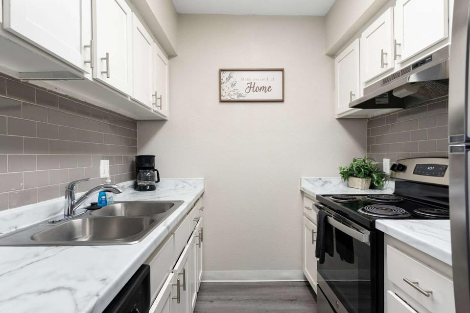 2BR Modern Baseline Stay Sleeps 4 Near Downtown Apartment in Tempe