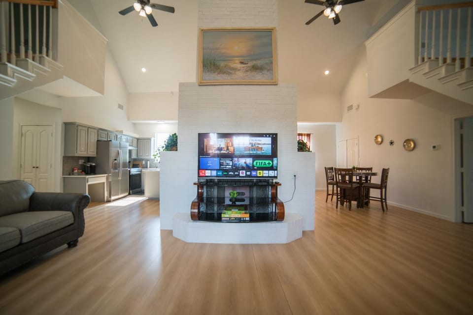 TV and multimedia, Living room, Evening entertainment