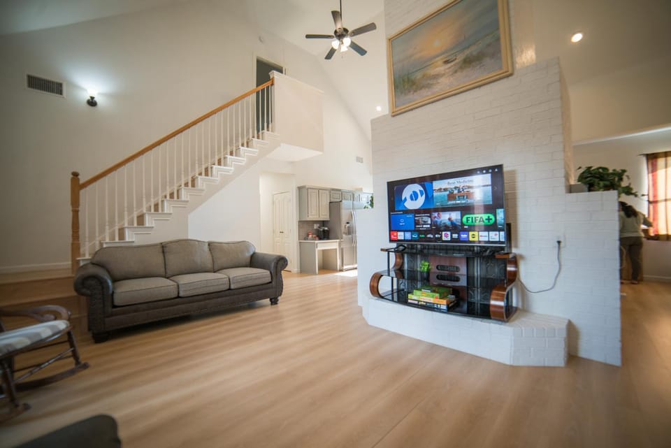 TV and multimedia, Living room, Seating area, Evening entertainment