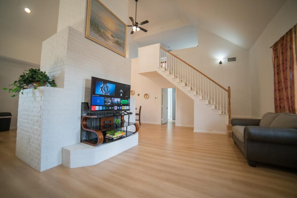 TV and multimedia, Living room, Seating area, Evening entertainment