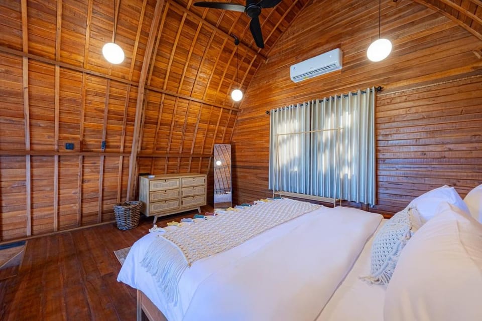New! Stylish Lumbung Loft 1BR Villa2, Kerobokan Villa in North Kuta