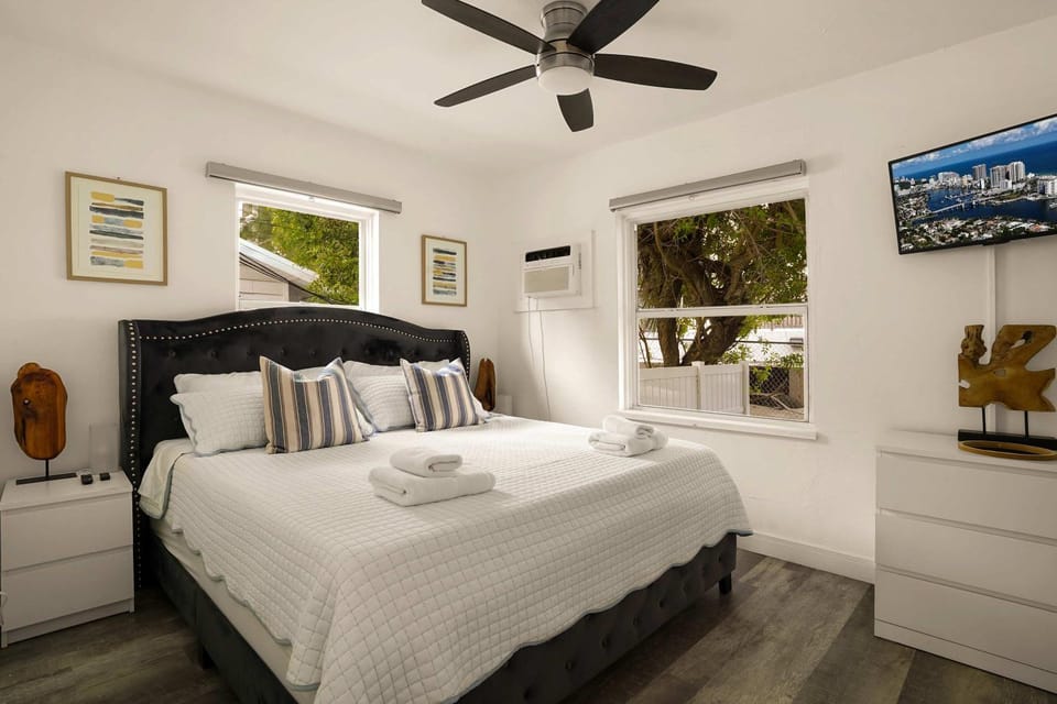 Bed, Photo of the whole room, Bedroom