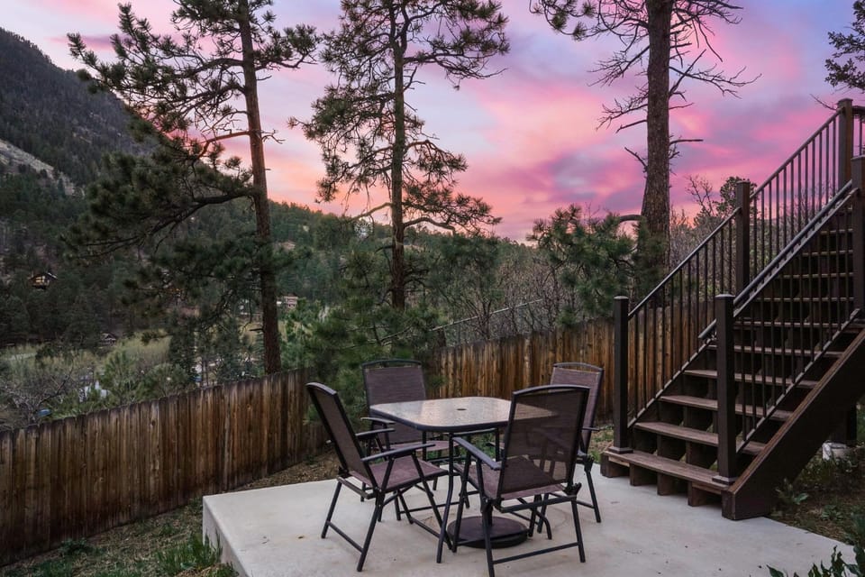 Scenic 4BR Cabin with Hot Tub Sauna Sleeps 10 Cabin in Cascade-Chipita Park