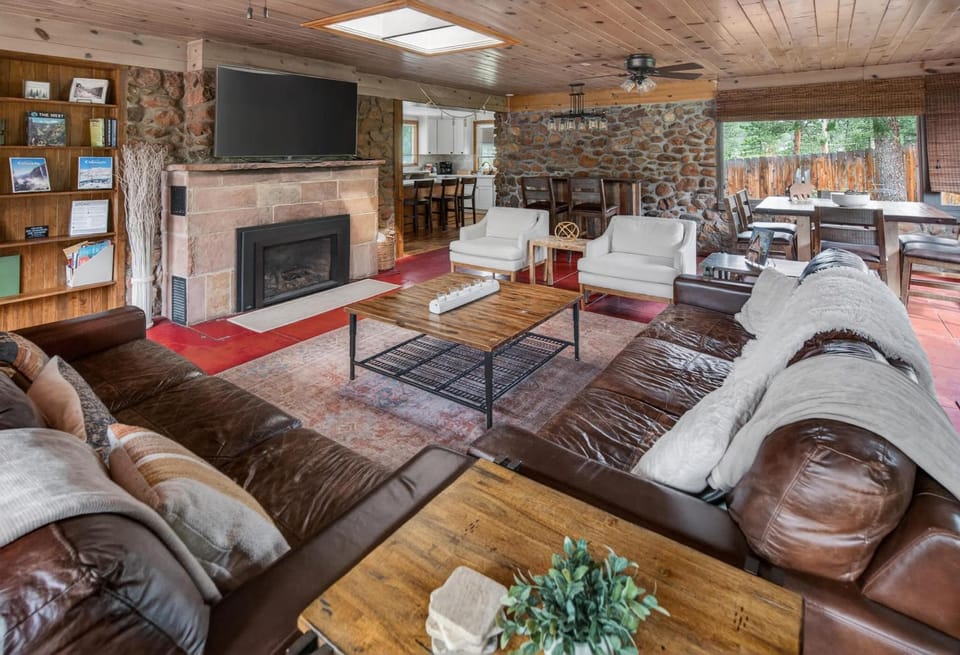 Scenic 4BR Cabin with Hot Tub Sauna Sleeps 10 Cabin in Cascade-Chipita Park