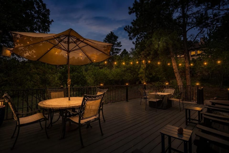 4BR Mountain Retreat with Games Large Deck &Views House in Colorado Springs