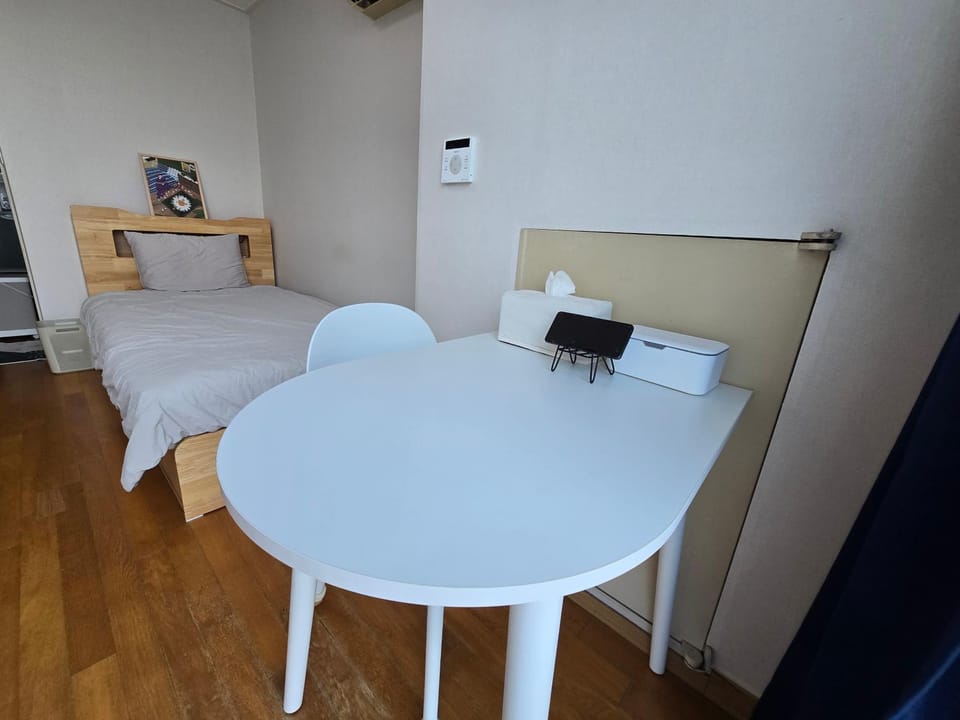 Bed, Photo of the whole room, Dining area, Bedroom