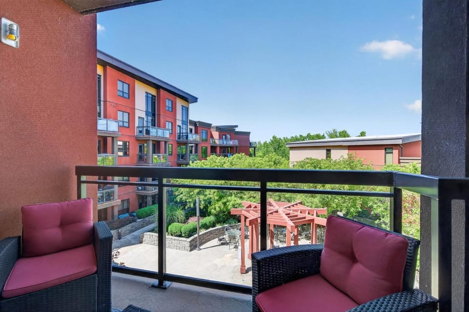 Bright 3 Bd at Playa 548 Pool and 1 min to Beach Apartment in Kelowna