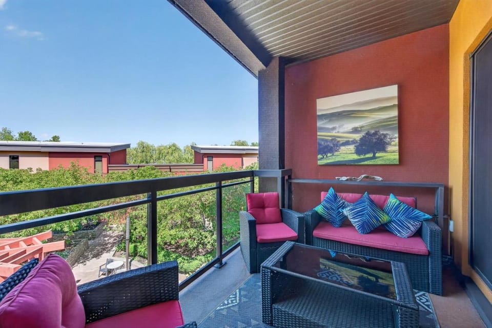 Bright 3 Bd at Playa 548 Pool and 1 min to Beach Apartment in Kelowna