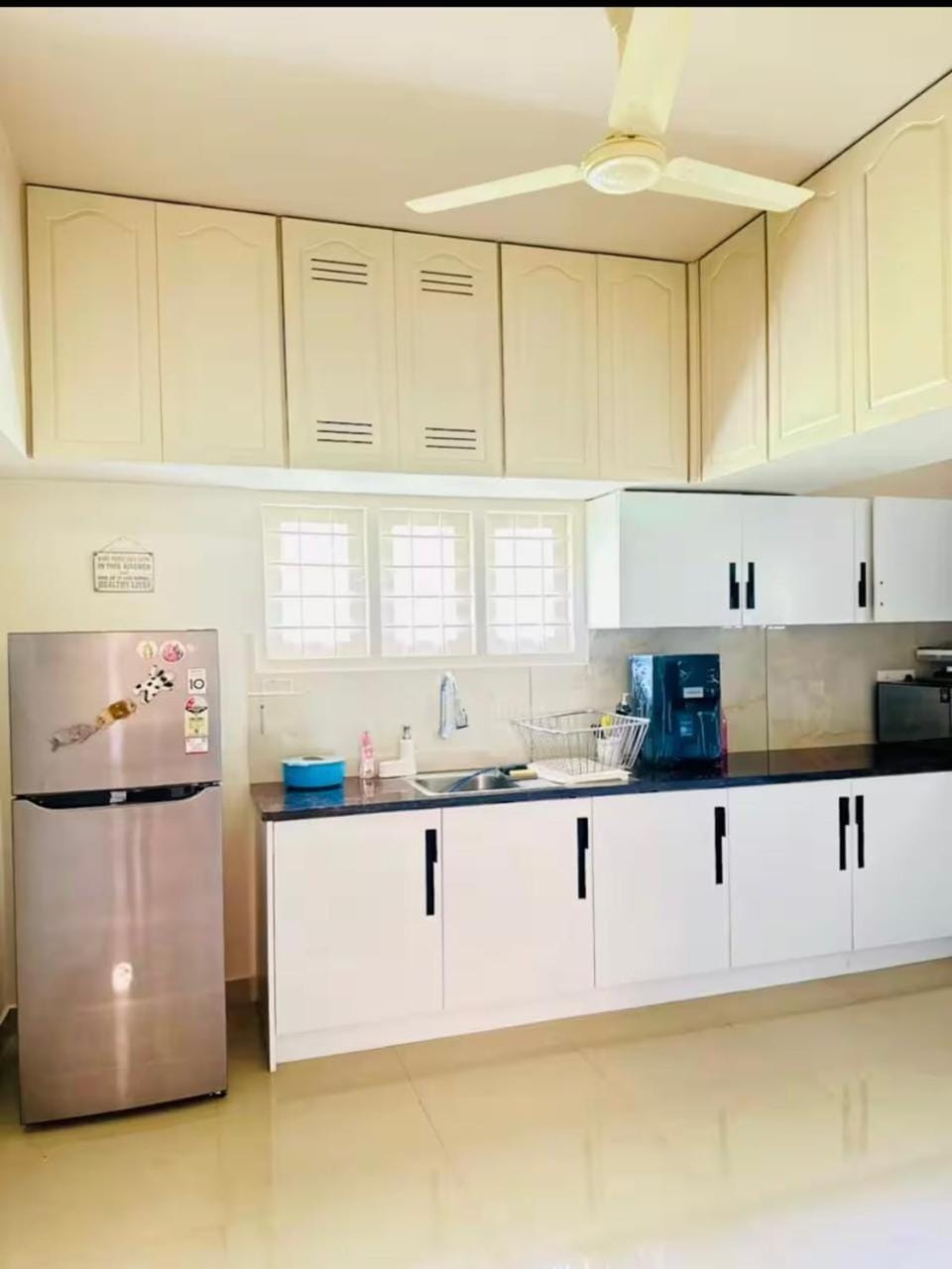 Coffee/tea facilities, Kitchen or kitchenette, microwave, stove, kitchen