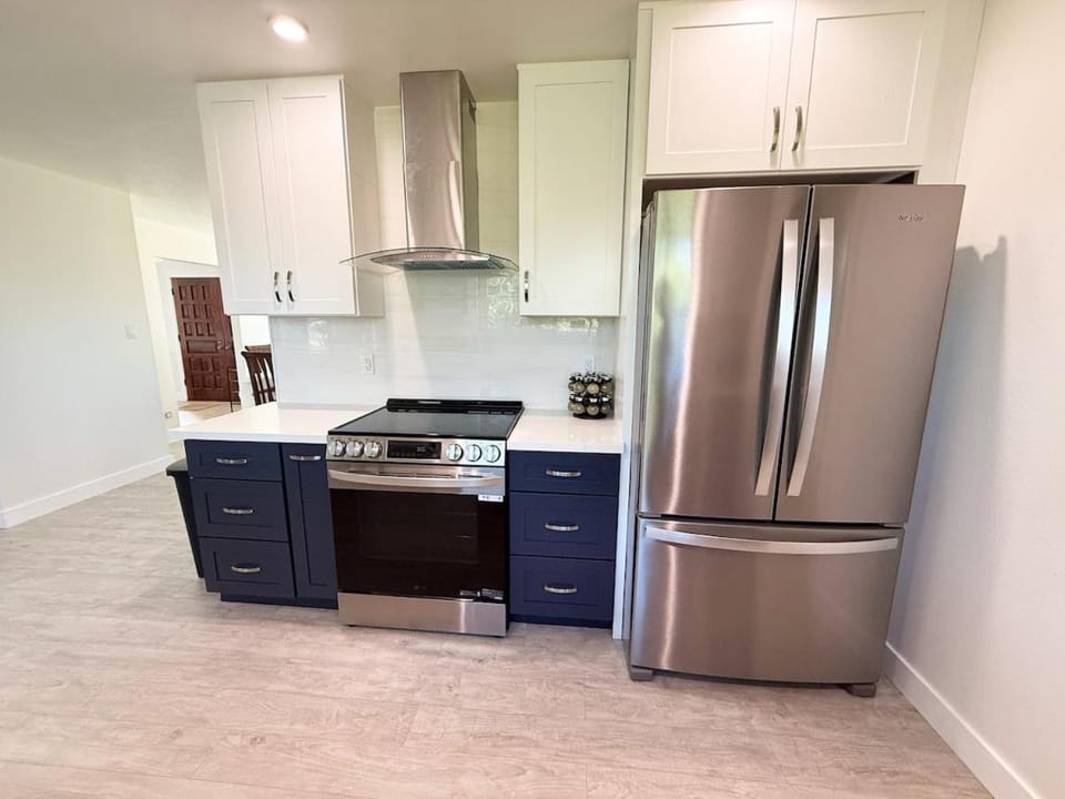 8651 Spacious Elk Grove Retreat Free Parking n Fast WiFi House in Elk Grove