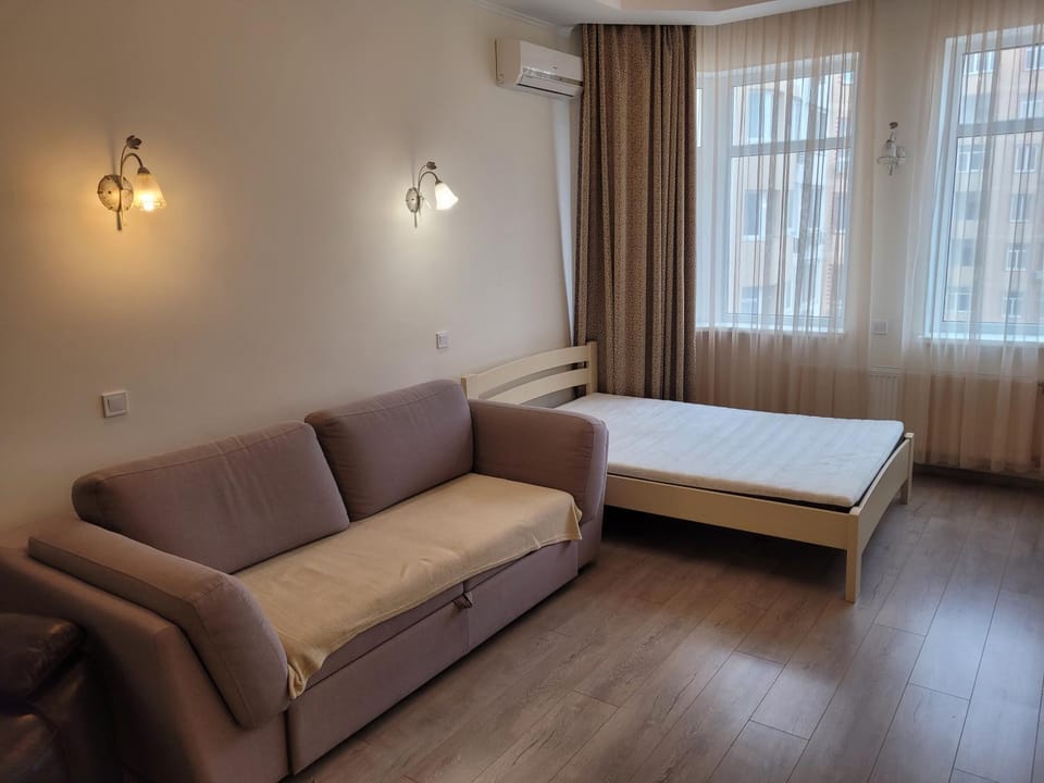 Bed, Living room, Photo of the whole room, Seating area, Bedroom, air conditioner