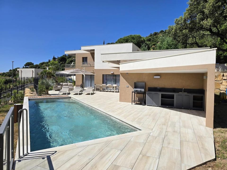 Villa Saphir - Sea view, private pool, 3 suites - 5 stars Villa in Le Lavandou