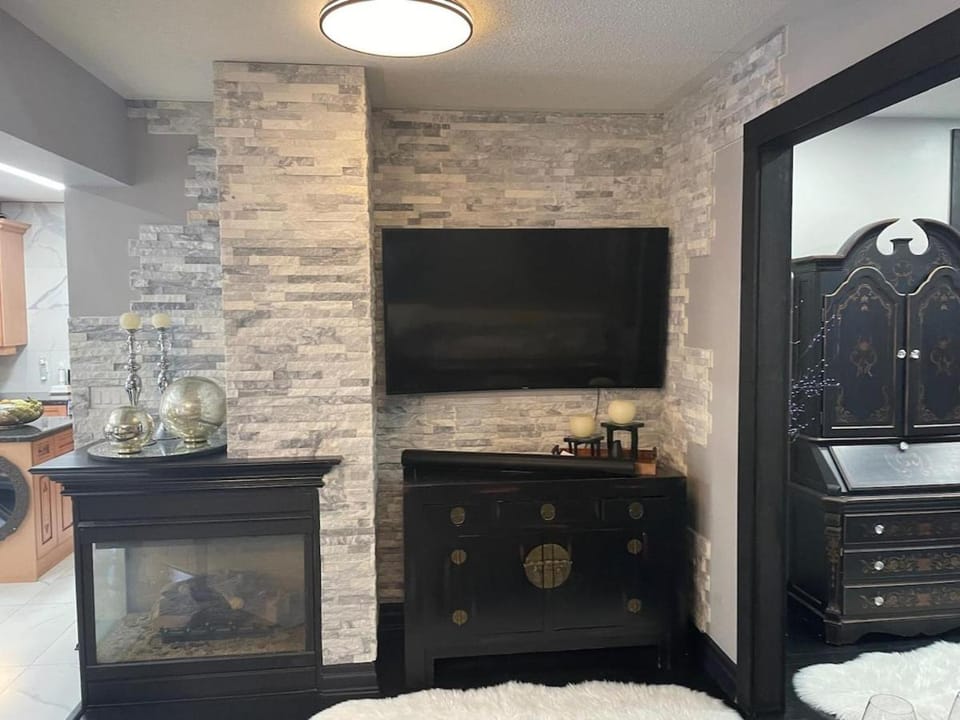 Private cozy king size room Vacation rental in Brampton