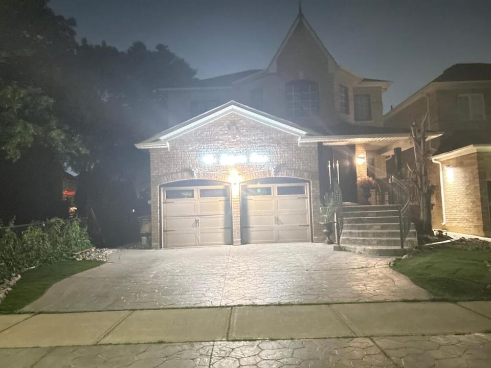 Private cozy king size room Vacation rental in Brampton