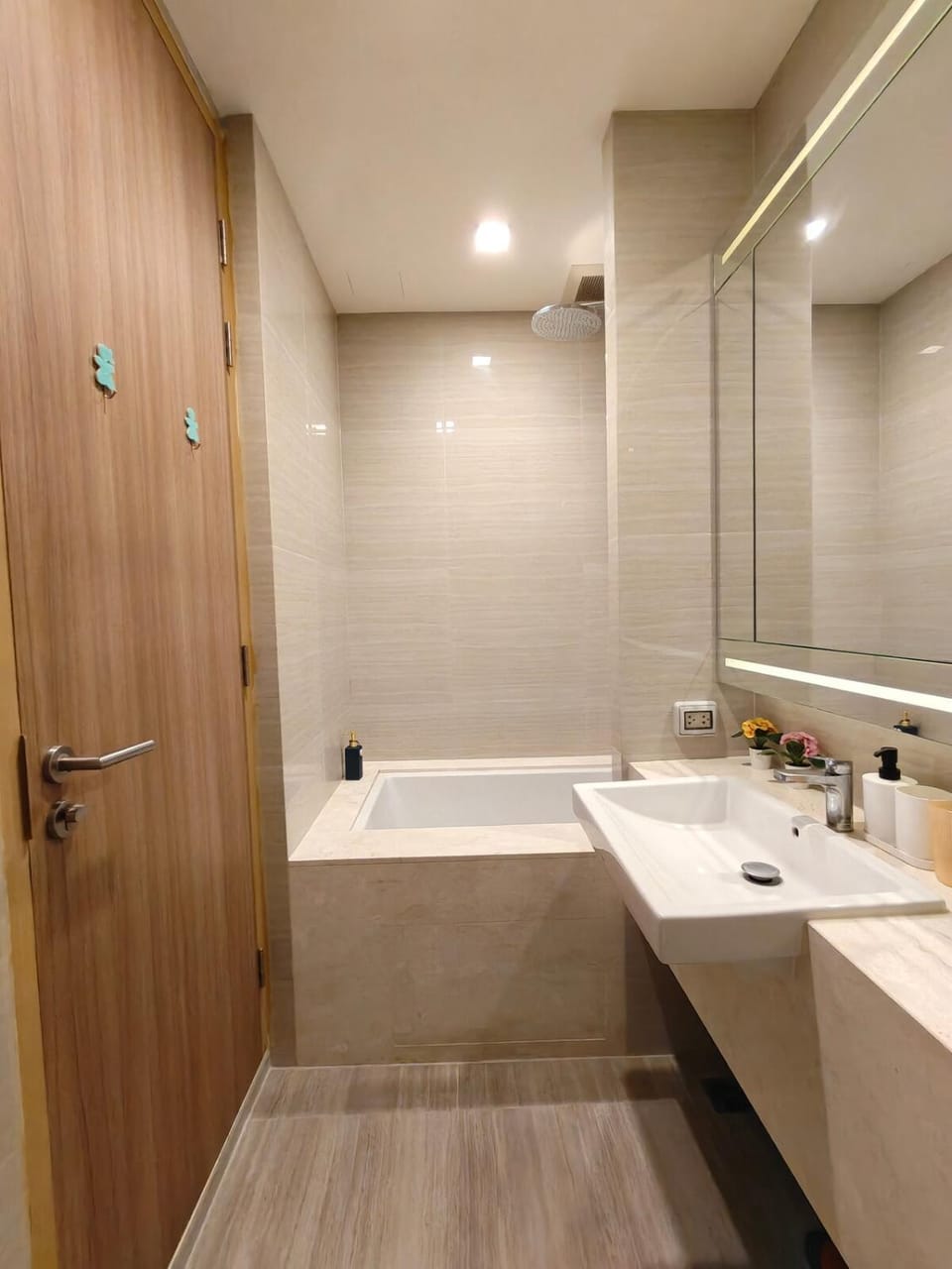 Luxury 2BR 2BA - 5 mins Walk to Emsphere Mall Apartment in Bangkok