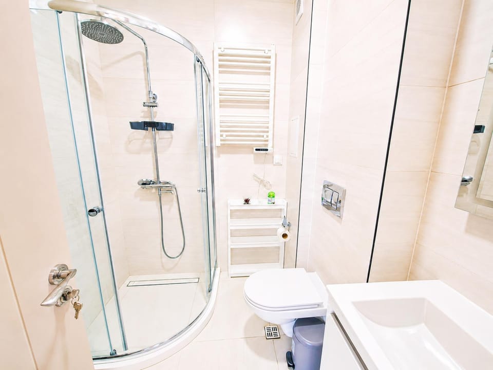 Shower, Toilet