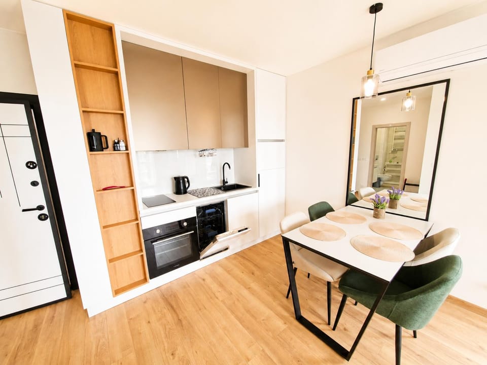 Coffee/tea facilities, Kitchen or kitchenette, Dining area, dishwasher, oven, stove, toaster