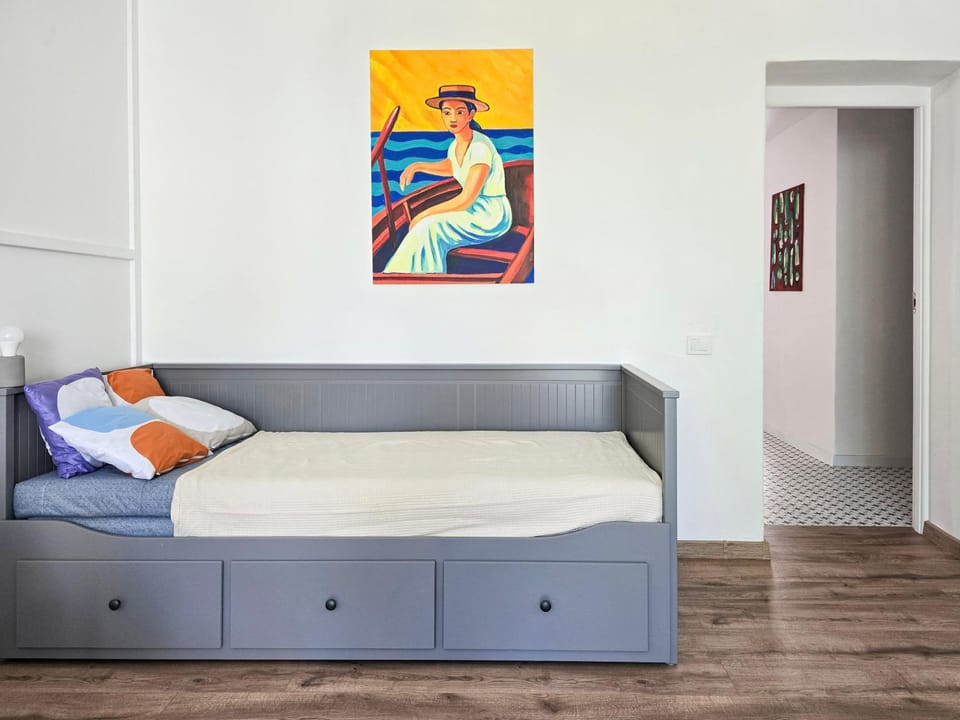 Bed, Seating area