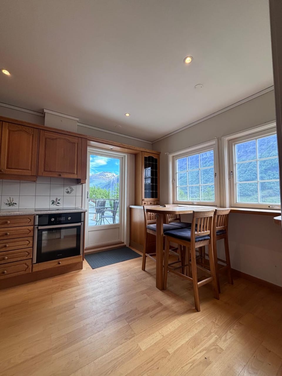 Kitchen or kitchenette, Dining area, stove