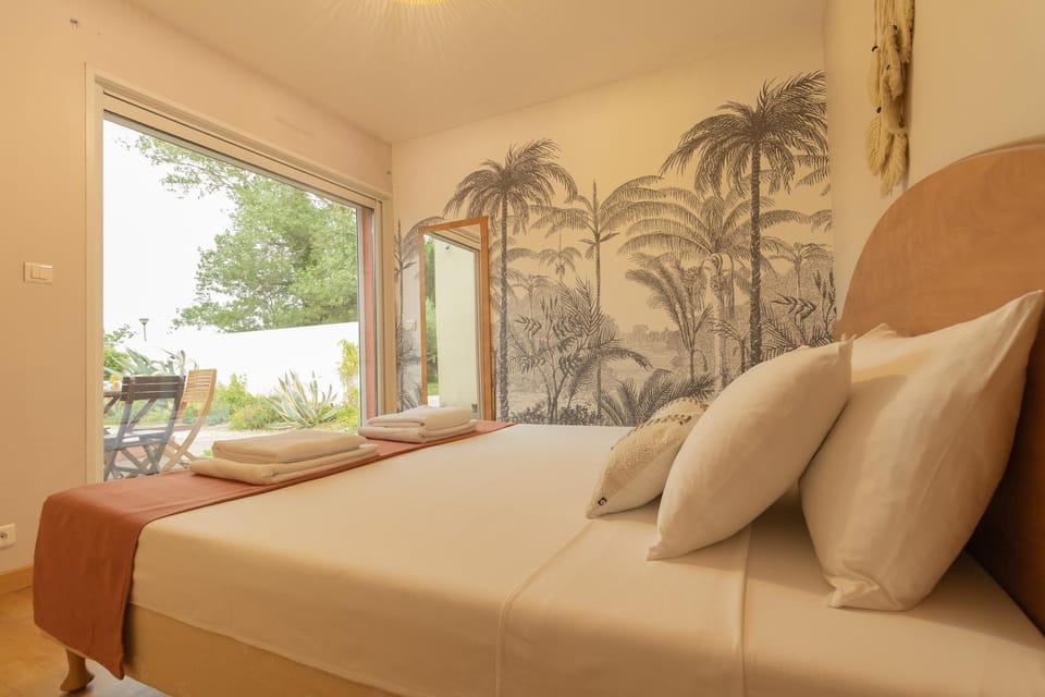 Bed, Photo of the whole room, Bedroom, towels