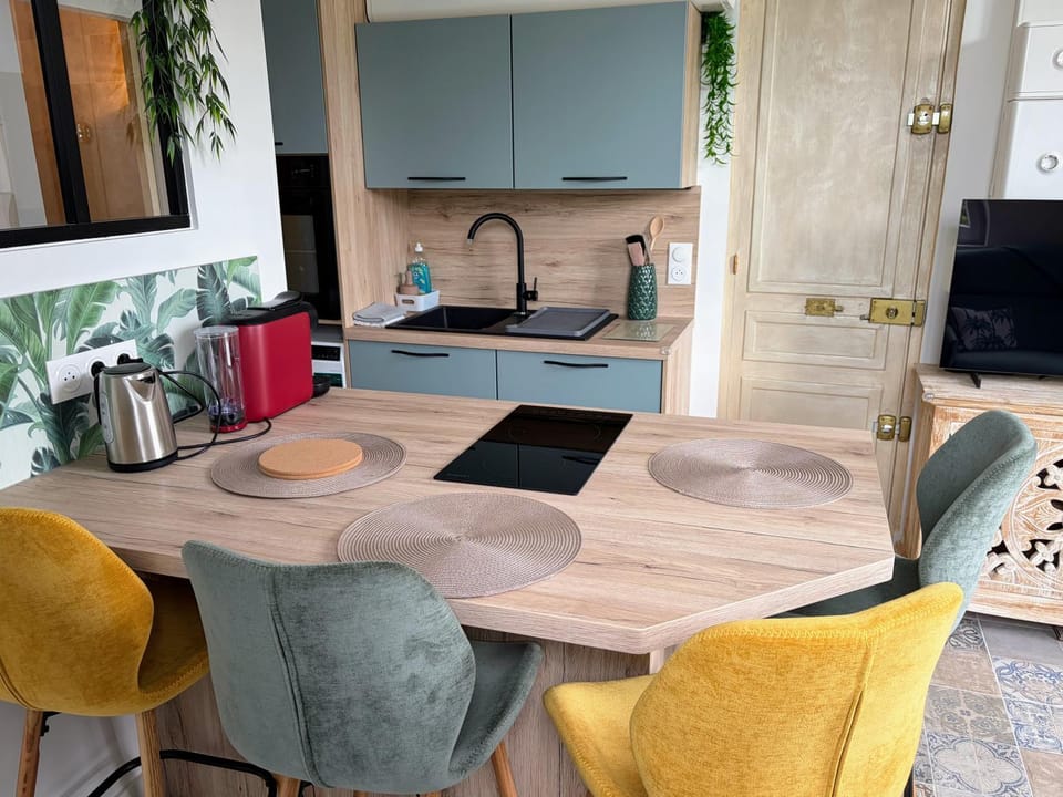 Kitchen or kitchenette, Dining area, kitchen