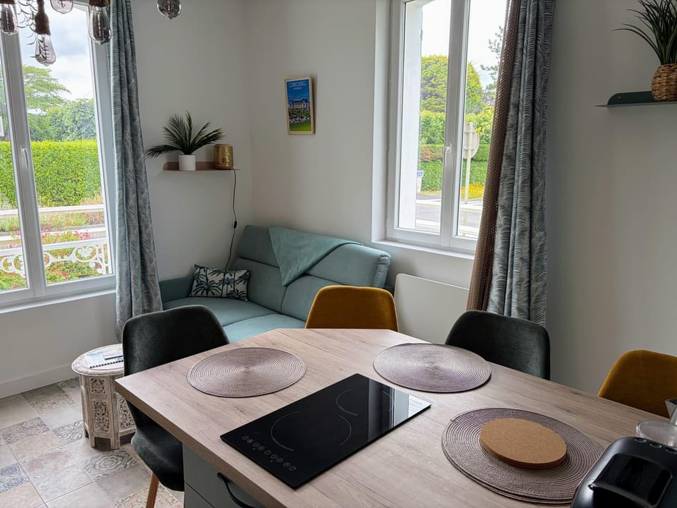 Kitchen or kitchenette, Seating area, Dining area, kitchen