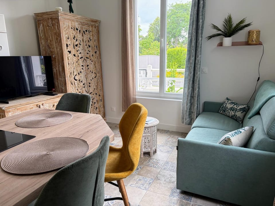 TV and multimedia, Living room, Seating area, Dining area