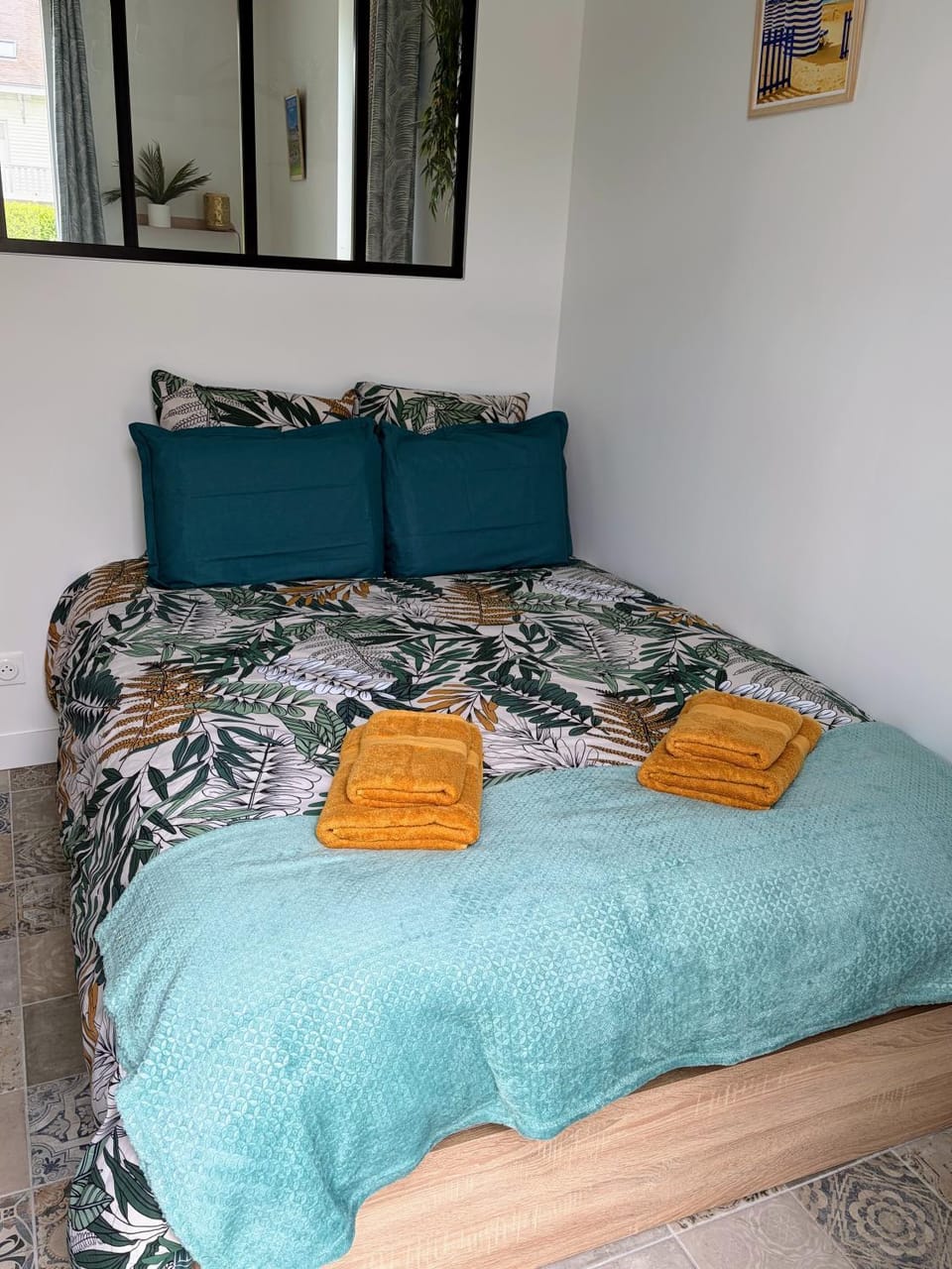 Photo of the whole room, Bedroom