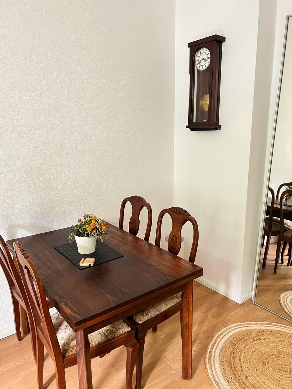 Seating area, Dining area