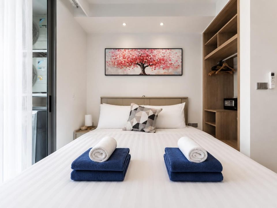 Bedroom, towels