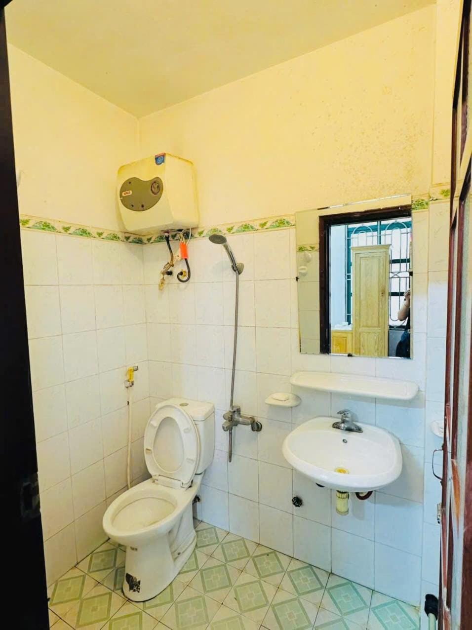 Shower, Toilet