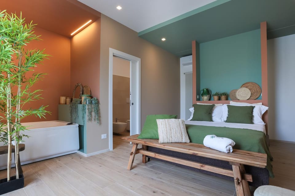 Bed, Hot Tub, Bedroom