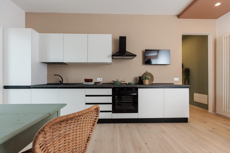 Kitchen or kitchenette, Dining area, oven, stove