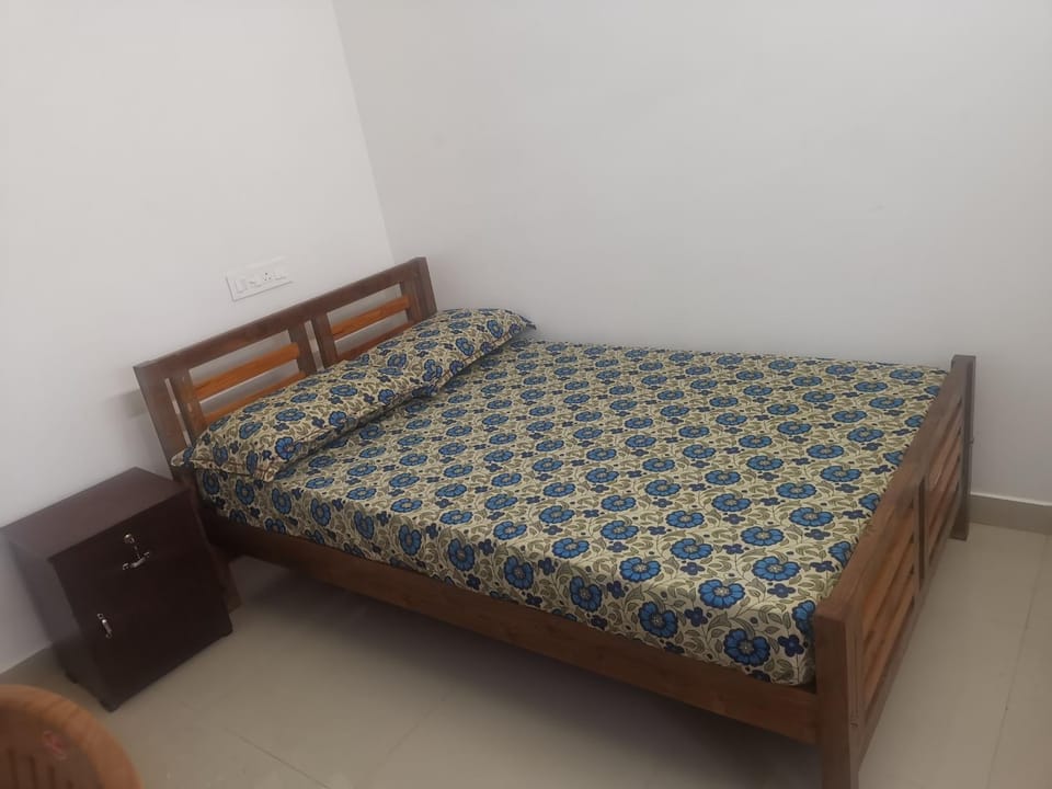 Varkala Railview tourist home Capsule hotel in Varkala