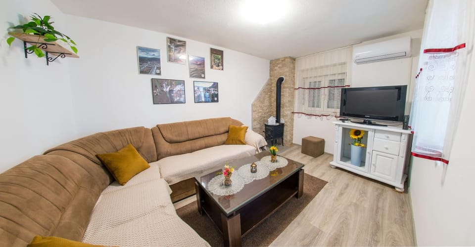 TV and multimedia, Living room, Seating area, air conditioner