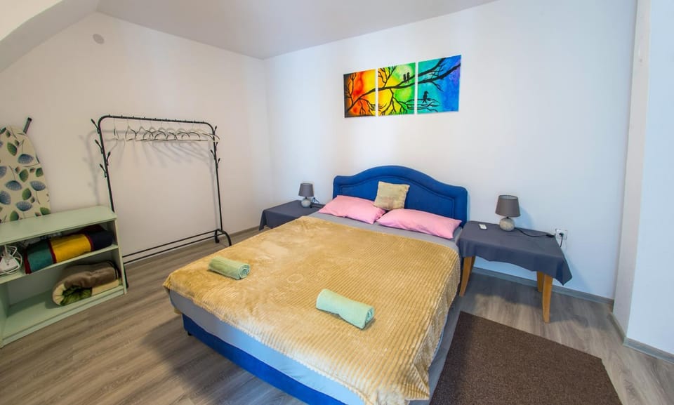 Bed, Photo of the whole room, Bedroom, towels