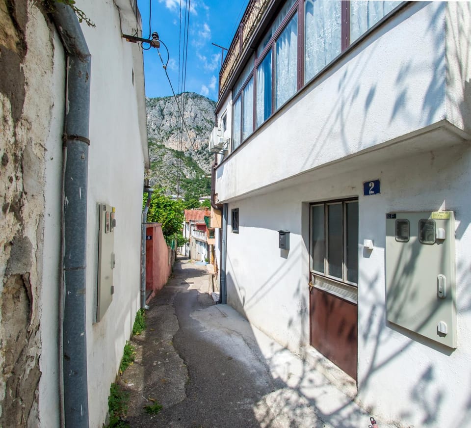 Property building, Neighbourhood