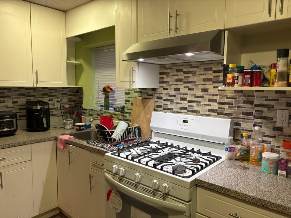 Airport & BC Place Retreat - Spacious Rooms - Free Parking Vacation rental in Vancouver