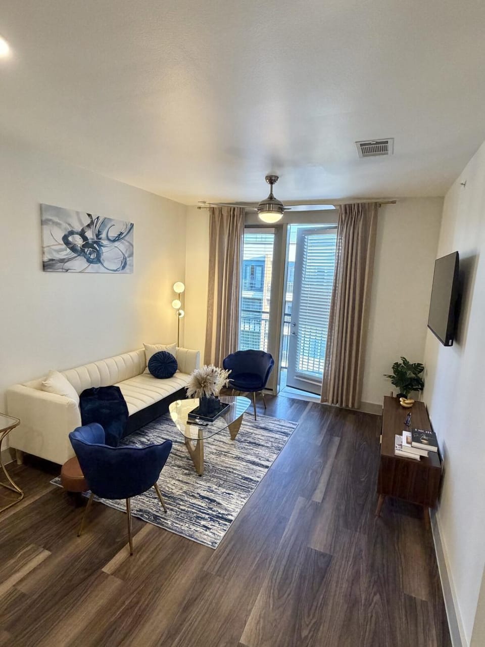 Stylish One-Bedroom Getaway Near Everything Apartment in Addison