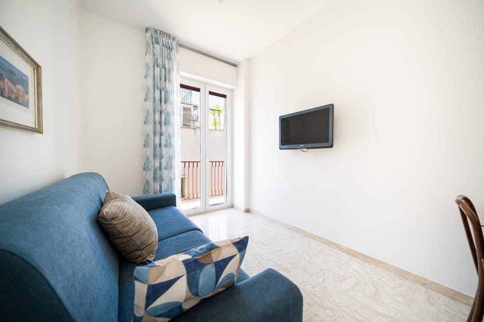 TV and multimedia, Living room, Evening entertainment