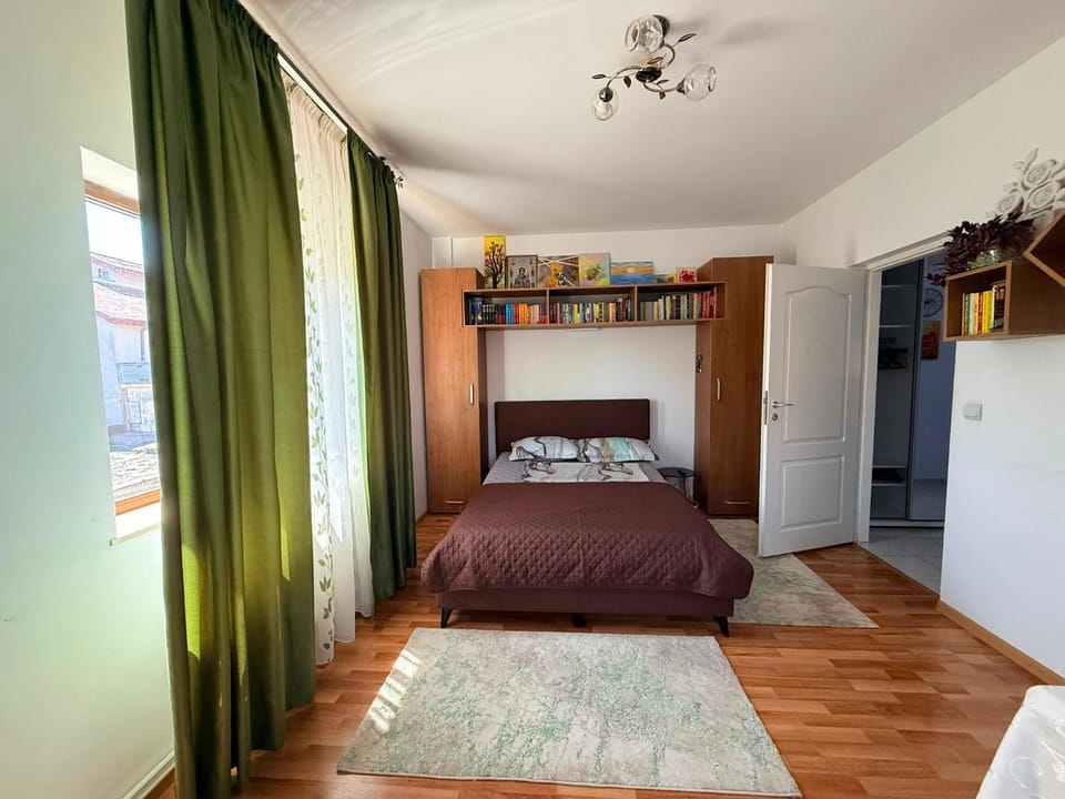 Balcony/Terrace, Bedroom, Street view
